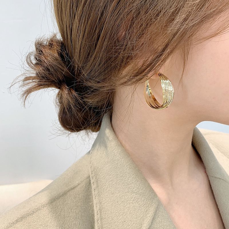 Bông Tai Kim Bạc Kết Cấu Xoắn Phong Cách Mát Mẻ - Xu Hướng Từ Chị Dâu Chen Shuting