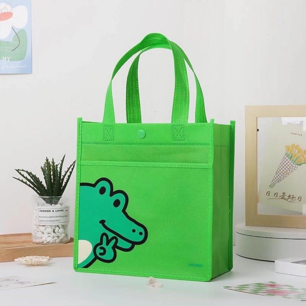 Túi xách vải không dệt đựng đồ họa tiết 2 ngăn có nút bấm, nhiều size, logo ngẫu nhiên