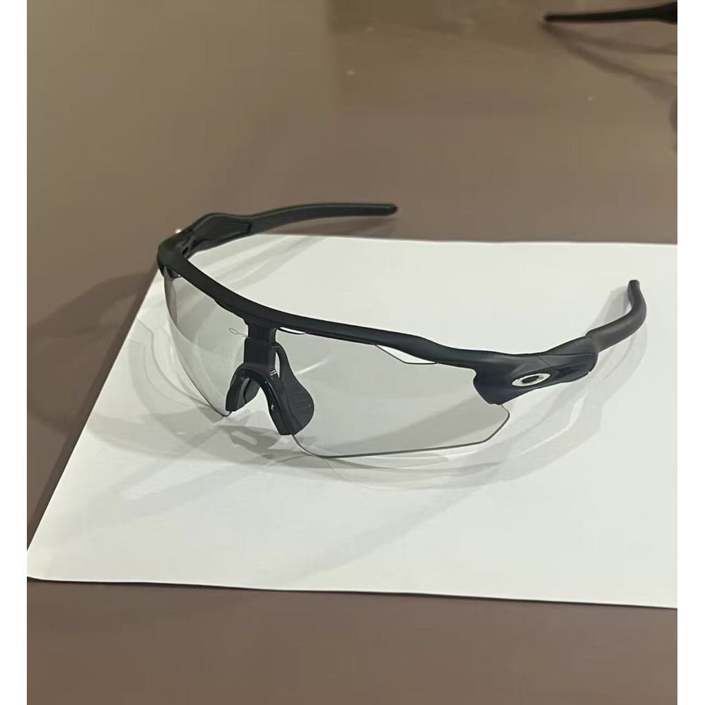 OKa 9208 Khung đen với kính râm thể thao Radar trắng sang xám EV