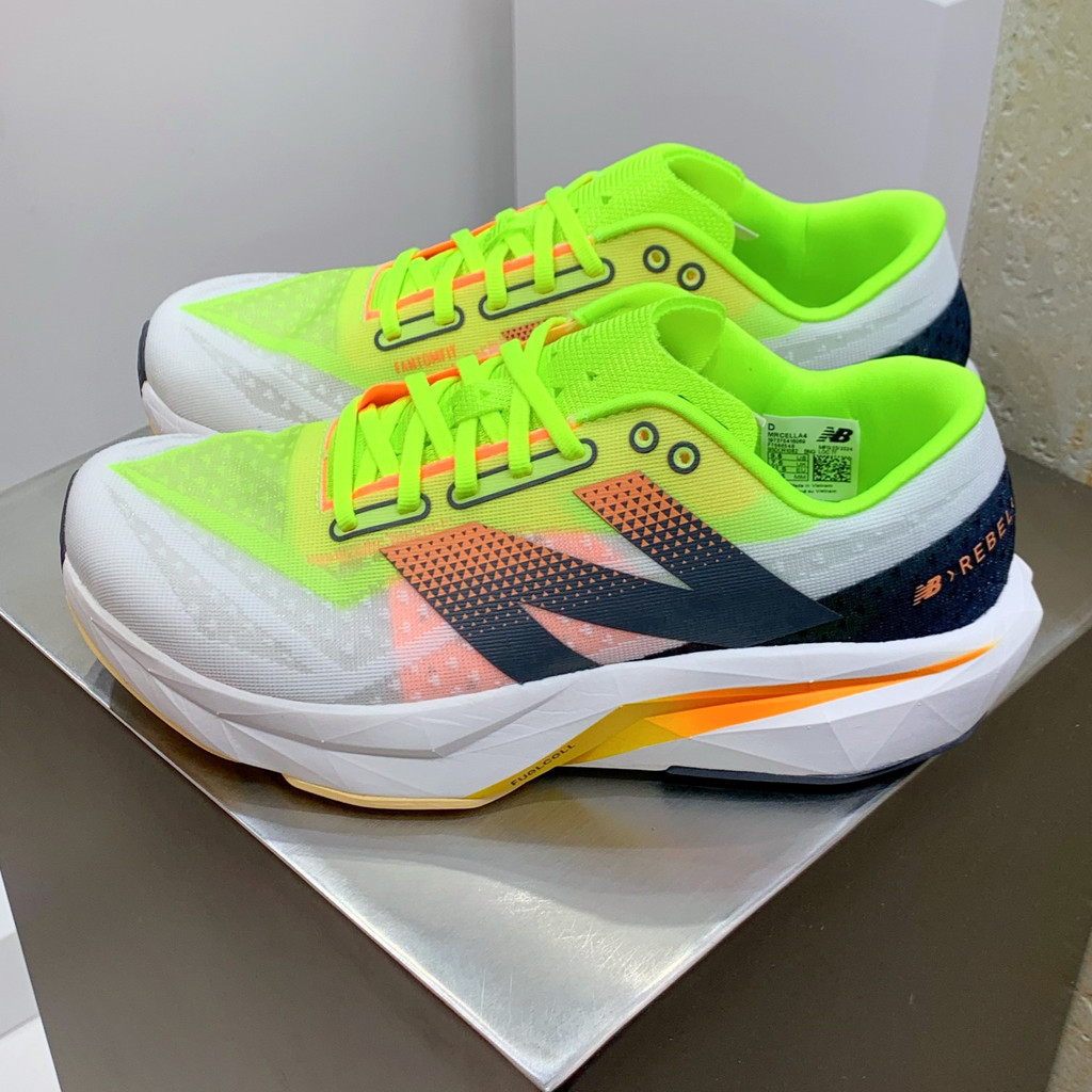 Giày chạy bộ Rebel v4 Series với thiết kế gót thấp, nhẹ nhàng và thoải mái, phù hợp cho các hoạt độn