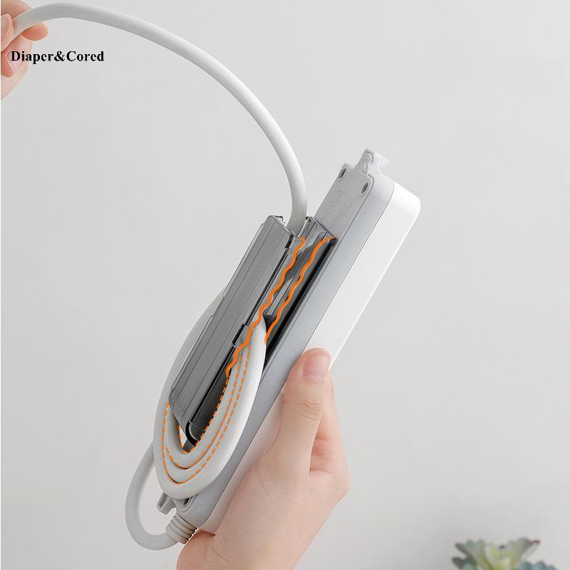 DIAPER & CORED Giá đỡ treo tường Punch-Free Plug Fixer Tự dính Soet Fixer Cable Power Strip Holder C
