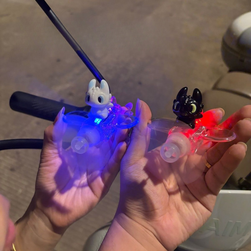 Trang trí mũ bảo hiểm hoạt hình, Đồ chơi vui nhộn có thể phát sáng, có thể thổi được!Đồ chơi ô tô