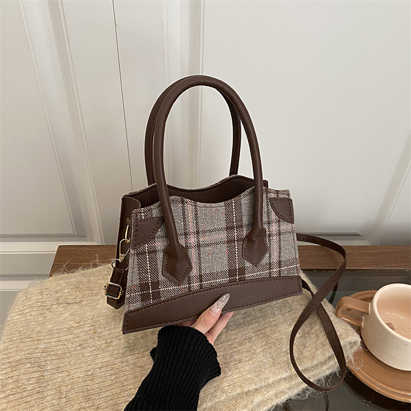 Túi xách Niche kẻ sọc họa tiết cao cấp Nữ 2025 Phong cách mới Hợp thời trang hợp thời trang phù hợp với Messenger một vai Túi vuông nhỏ bán buôn