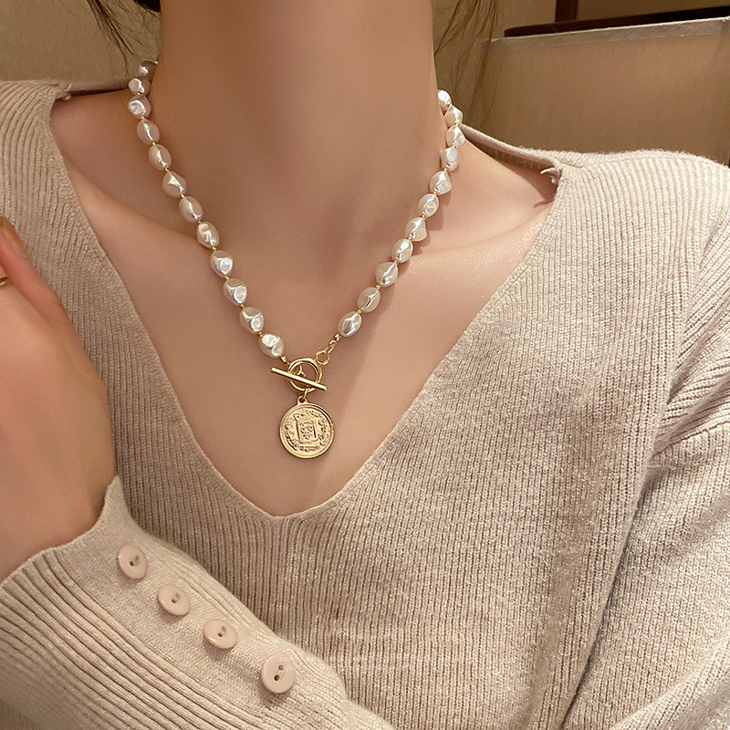【Ready Stock】 Vintage Portrait Coin Pendant Necklace Light Luxury Minority Advanced Design Clavicle 