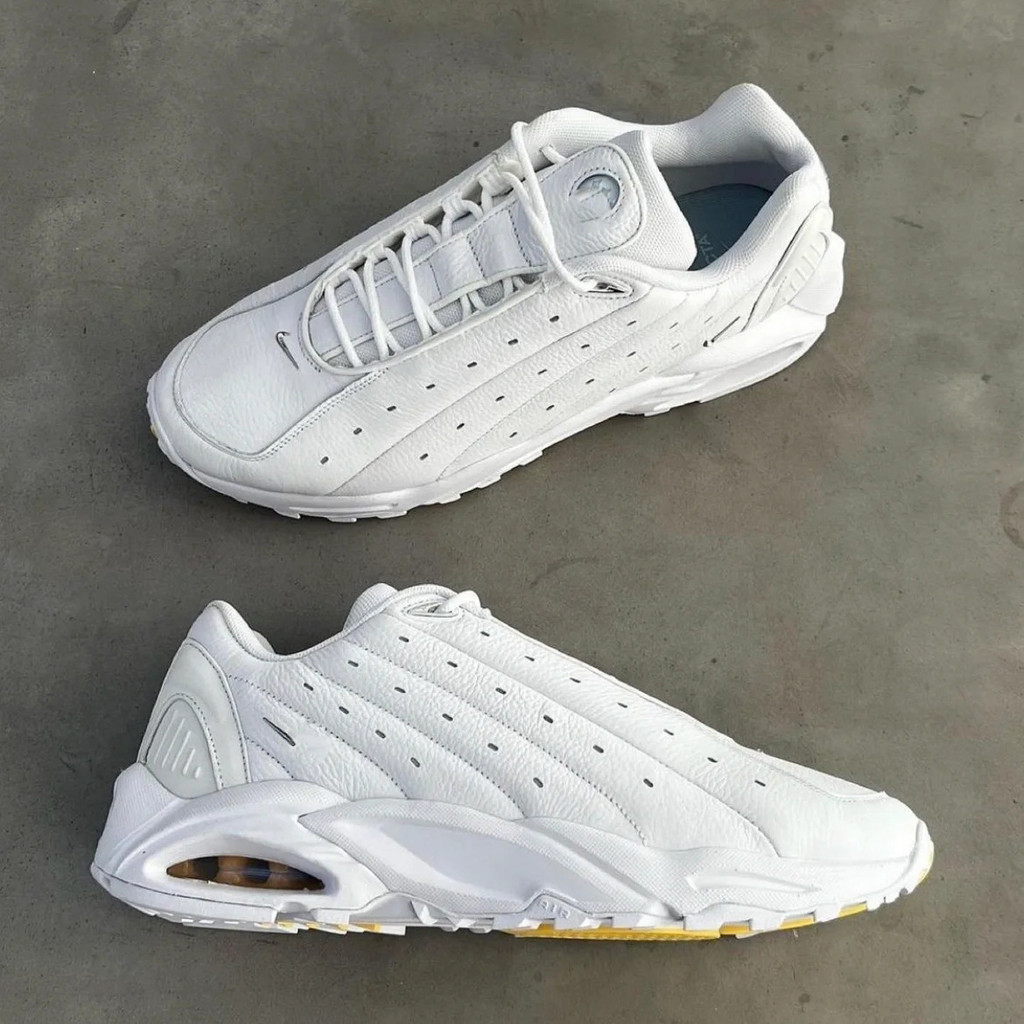 Giày thể thao NOCTA có đệm khí, thiết kế họa tiết độc đáo, nhẹ nhàng phù hợp cho việc chạy bộ.