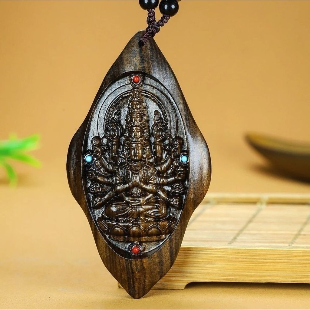 Mặt dây chuyền Guanyin Thousand-Hand Guanyin được chạm khắc Daragan của Indonesia Chất liệu cũ Guany