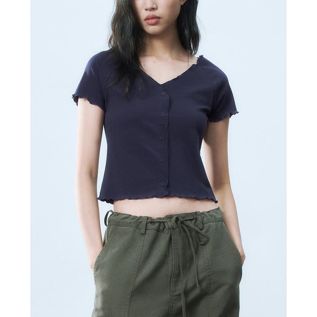 URBAN REVIVO - Áo dệt kim nữ cổ V tay ngắn viền bèo UYY450019-L8A