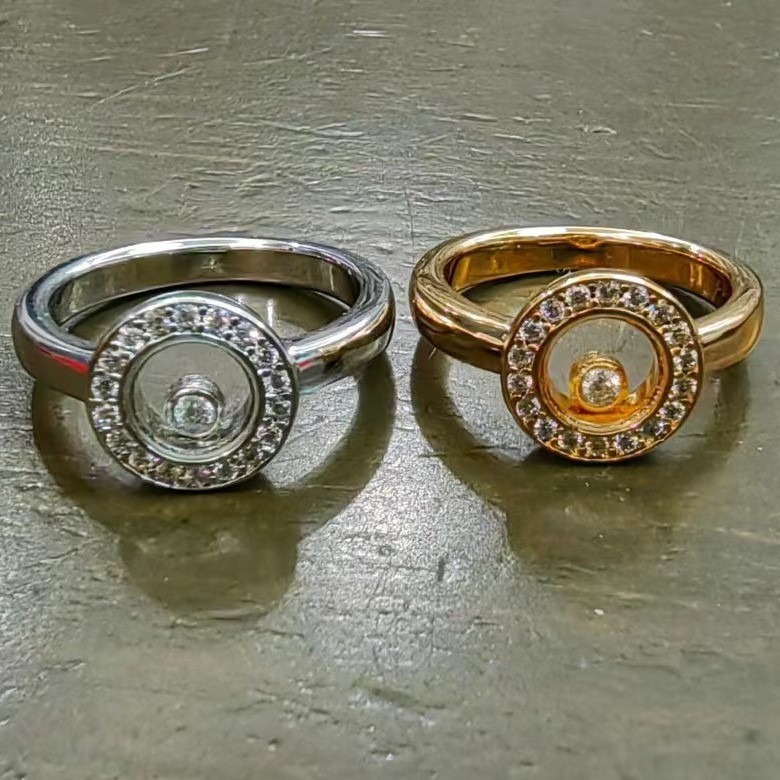 1IC0 Happy Single Diamond Ring for Women V Gold ring is fashionable and versatile with a geometric d