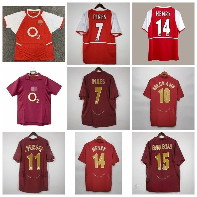 Ao jersey sân nhà Arsenal retro với hình ảnh các huyền thoại như Henry, Bergkamp, Fabregas và Robin 