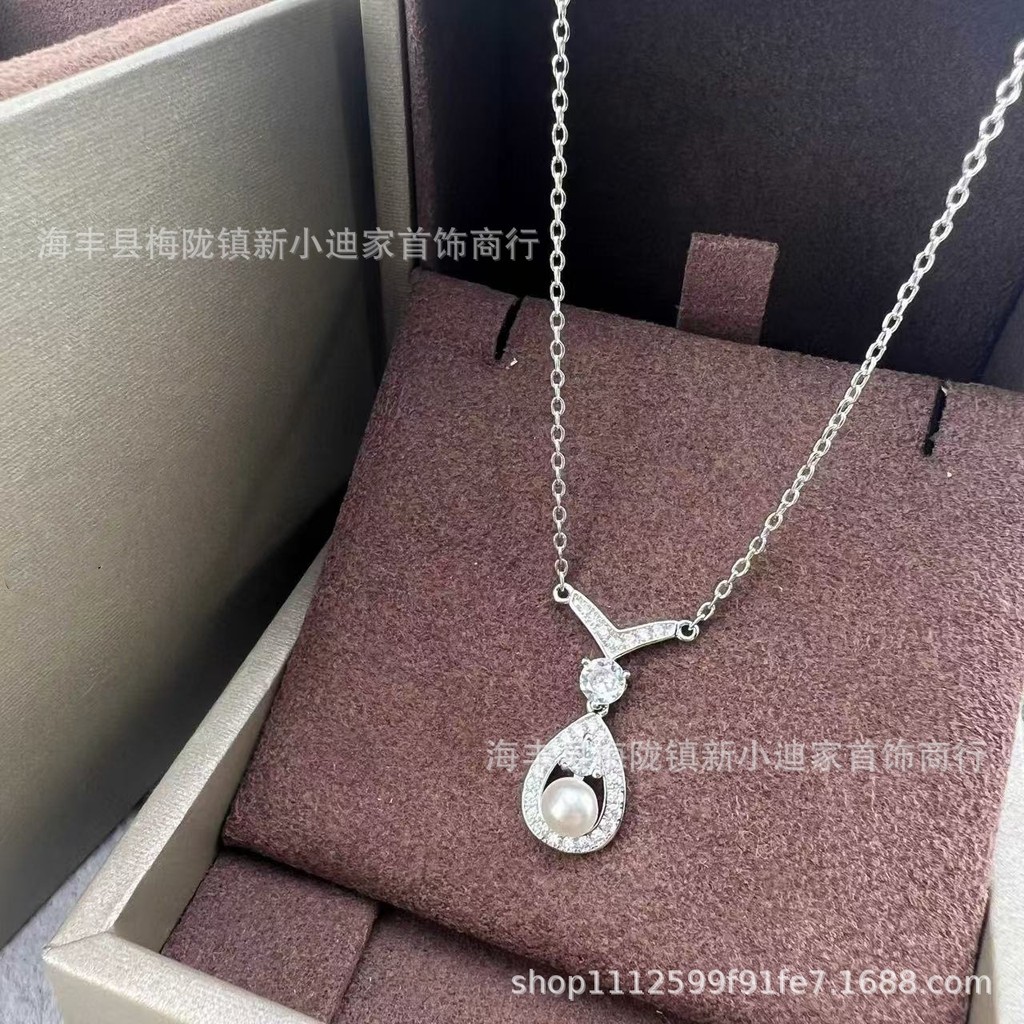 V Women's gold necklace Josephine, teardrop pear-shaped, full of diamonds and pearls, clavicle chain