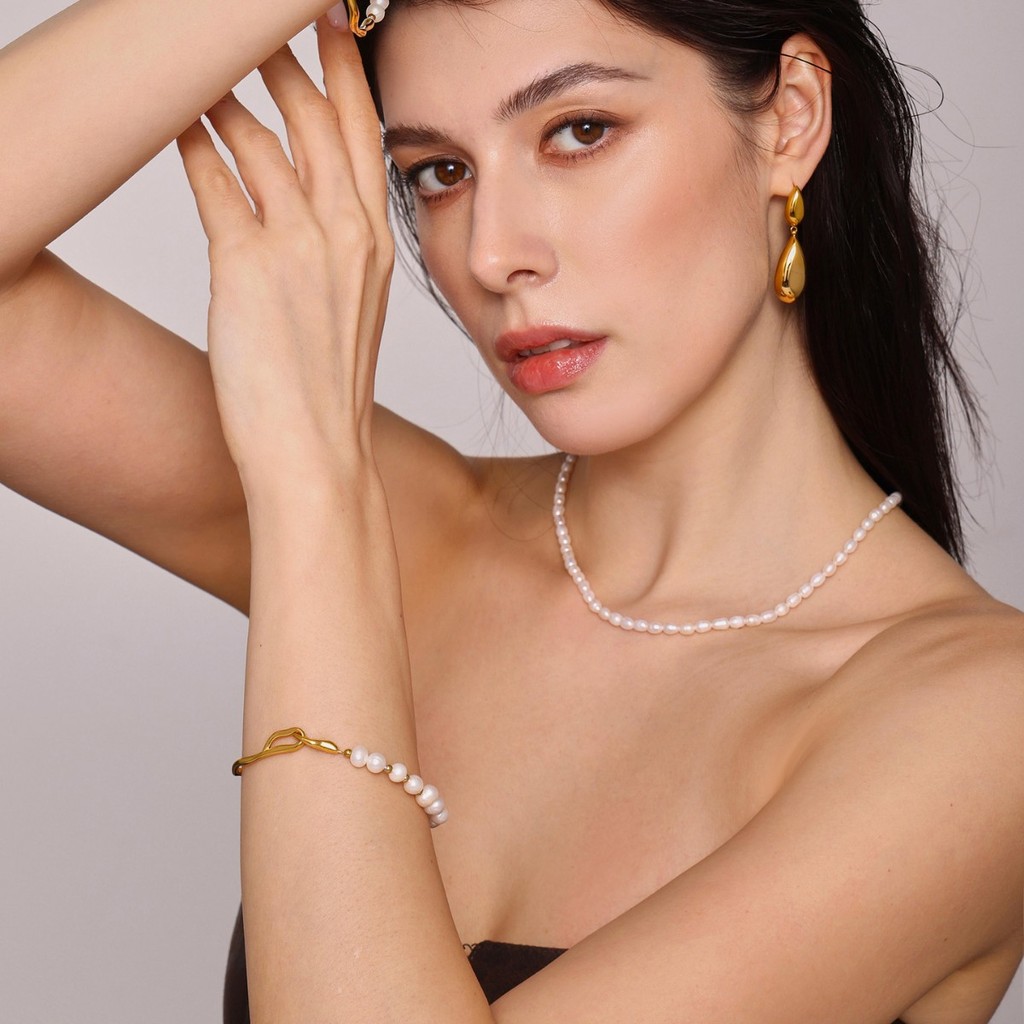 Freshwater pearl geometric titanium steel bracelet, stylish and elegant friendship bracelet, fashion