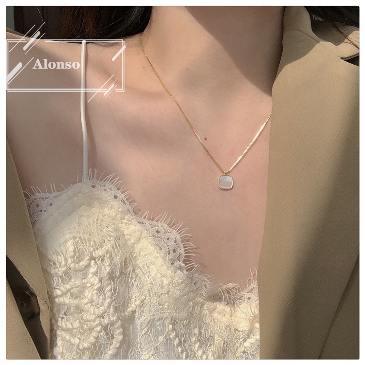 Ốp Vòng cổ Mặt Vuông Màu Trắng Thiết Kế Đơn Giản Sang Trọng