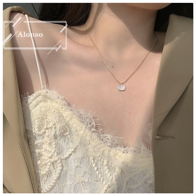 Ốp Vòng cổ Mặt Vuông Màu Trắng Thiết Kế Đơn Giản Sang Trọng