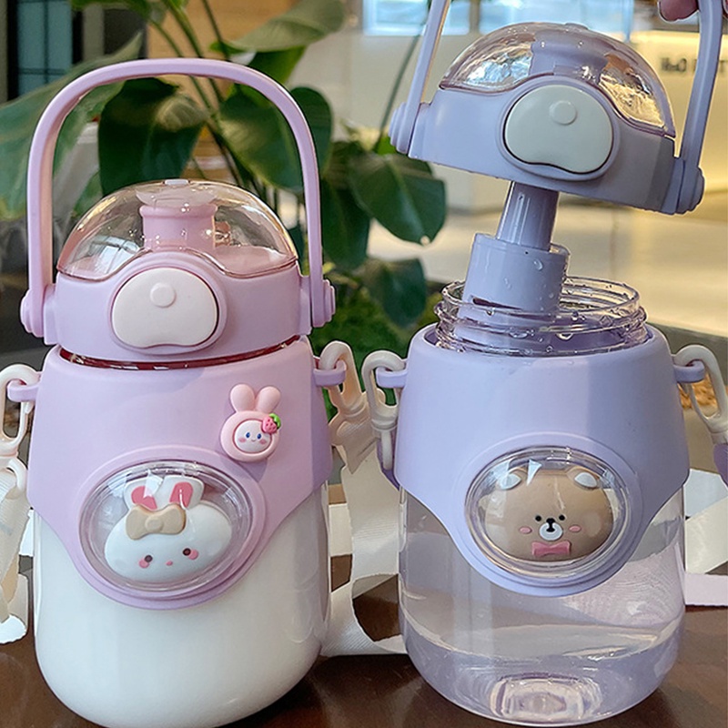 Bình Nước Thể Thao 900ml Bằng Nhựa Hình Gấu Dễ Thương Có Dây Đeo Chéo Cho Học Sinh