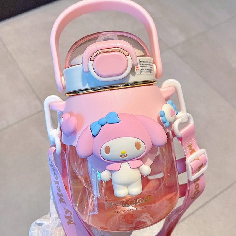 Bình Nước 820ml Bằng Silicon Mềm Hình Búp Bê Sanrio Dễ Thương