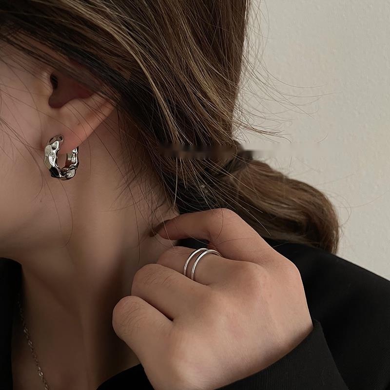 Khuyên Tai Kim Loại Kết Cấu Nhẹ Phong Cách Retro Sang Trọng Cá Tính Dành Cho Nữ