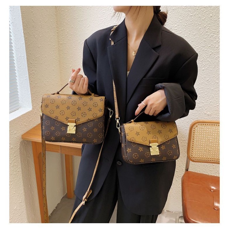 Túi Xách Thiết Kế Theo Dáng Bì Thư Màu Nâu Họa Tiết Nổi Bật