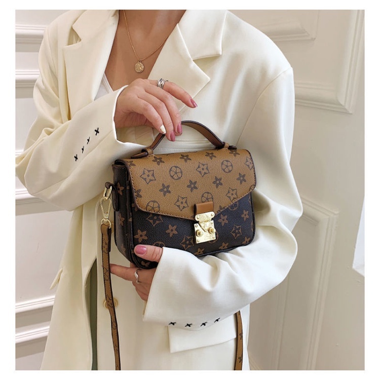 Túi Xách Thiết Kế Theo Dáng Bì Thư Màu Nâu Họa Tiết Nổi Bật