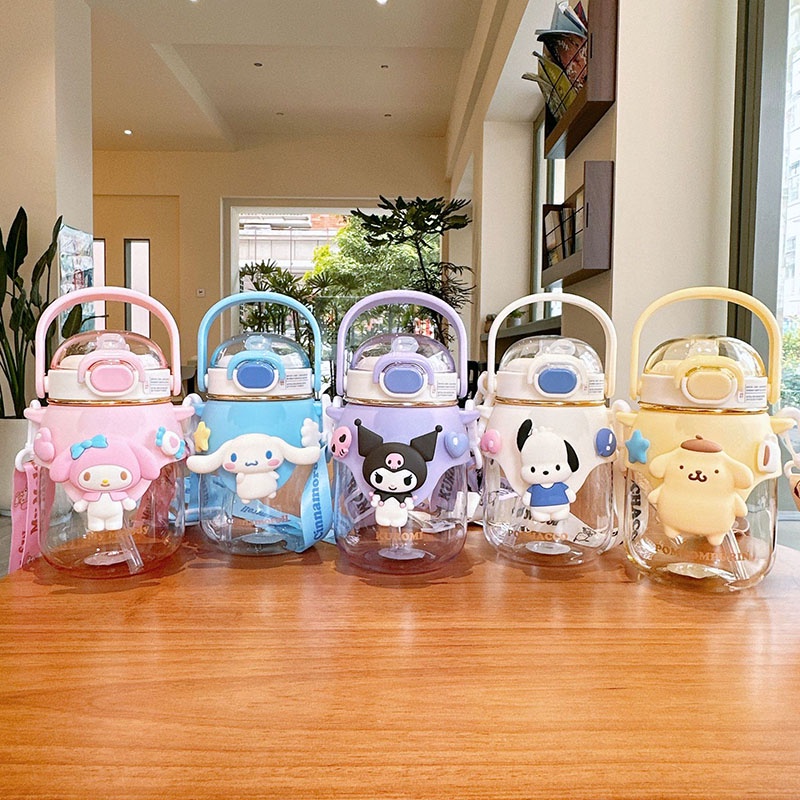Bình nước BACKPACK BEAR 820ml bằng silicon mềm họa tiết búp bê Sanrio dễ thương