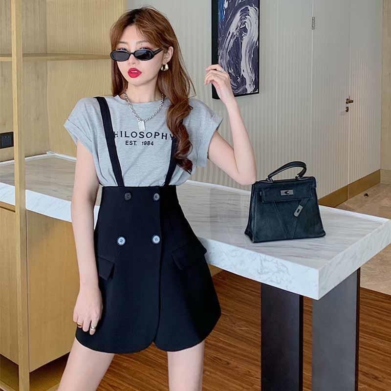 𝑨𝒏𝒏𝒂𝒔𝒉𝒐𝒑 Set 2 Món Gồm Áo Thun Ôm eo Phối Váy Yếm Đính Nút Thiết Kế 2 Dây Trẻ Trung Dành Cho Nữ [Sẵn]