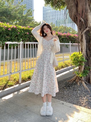 Bộ váy lụa hoa mỏng mùa hè dành cho nữ dệt kim chống nắng, áo hở cổ gầy, váy hai mảnh.