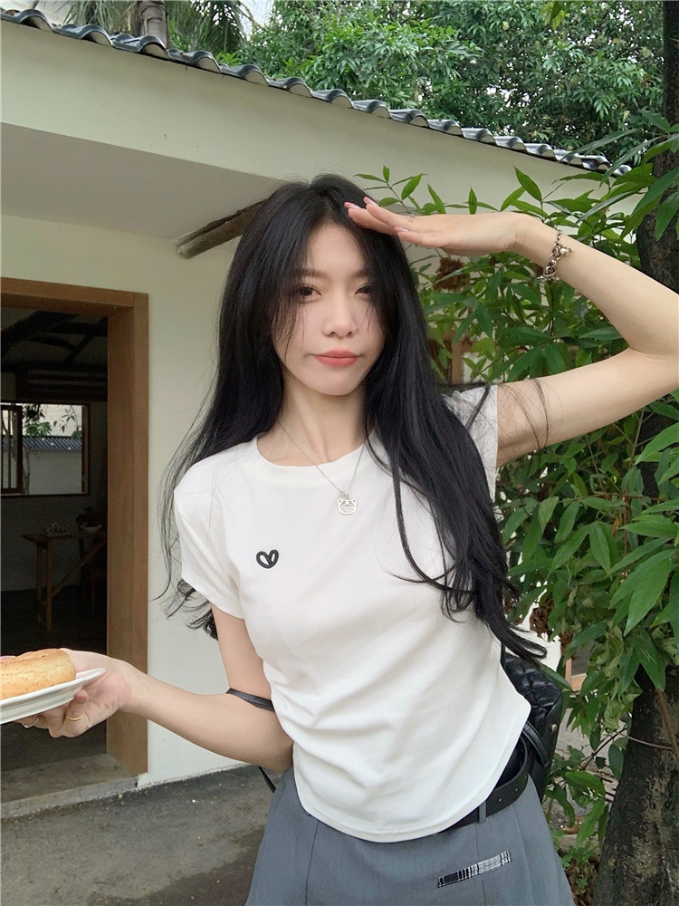 Áo Thun Nữ Tay Ngắn Thêu Trái Tim 63183