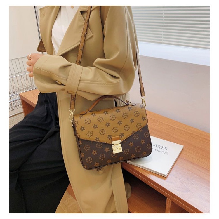 Túi Xách Thiết Kế Theo Dáng Bì Thư Màu Nâu Họa Tiết Nổi Bật