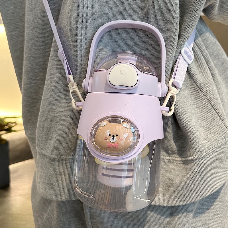 Bình Nước Thể Thao 900ml Bằng Nhựa Hình Gấu Dễ Thương Có Dây Đeo Chéo Cho Học Sinh