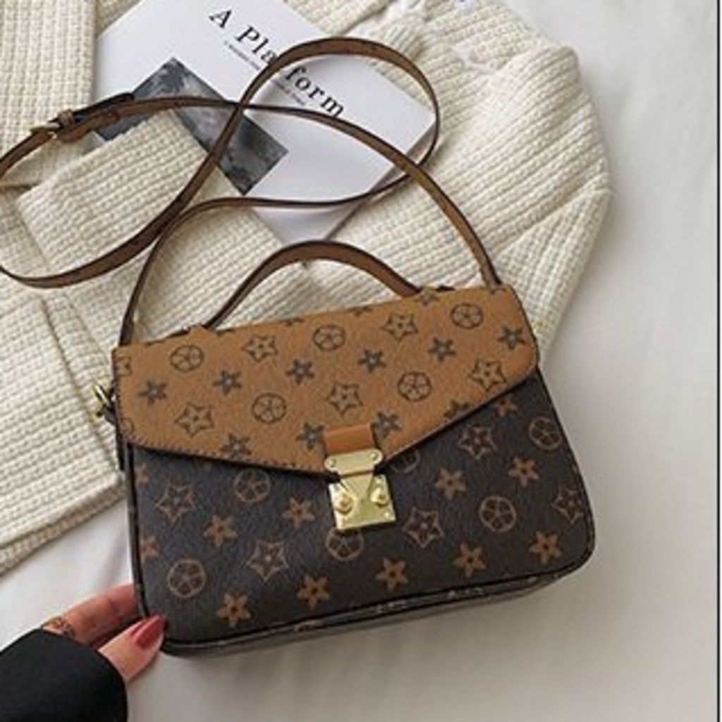 Túi Xách Thiết Kế Theo Dáng Bì Thư Màu Nâu Họa Tiết Nổi Bật