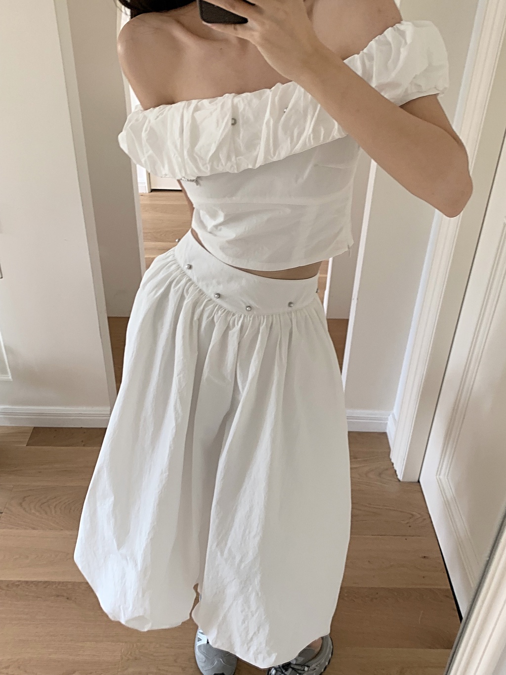 Áo Ngắn Tay Trễ Vai / Chân Váy Lửng Đính Đinh Tán 65926