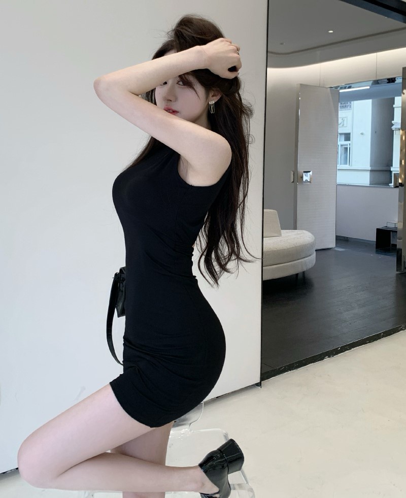 Đầm Sát Nách Hở Lưng Form Ôm Thiết Kế Quyến Rũ