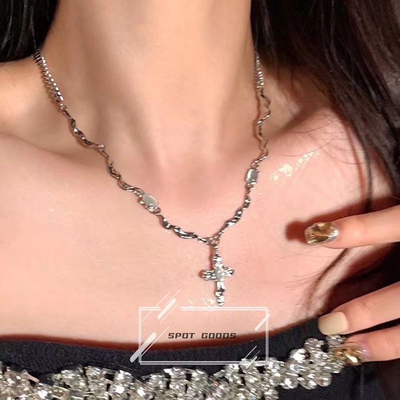 Vòng cổ Mặt Thánh Giá Kết Cấu Đá opal Thiết Kế Hình Gia Vị Cá Tính
