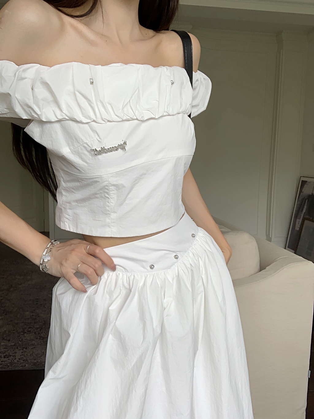 Áo Ngắn Tay Trễ Vai / Chân Váy Lửng Đính Đinh Tán 65926