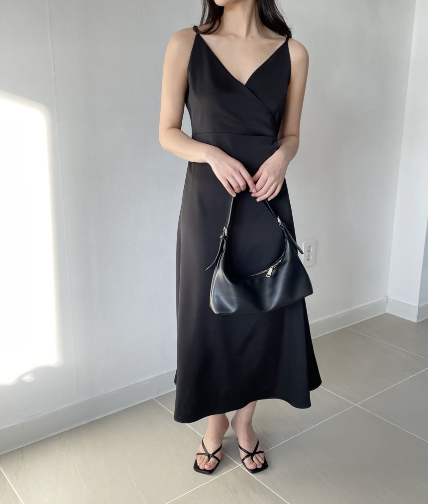 63962 Đầm Hai Dây Mỏng Vừa Vặn Không Tay Màu Trơn