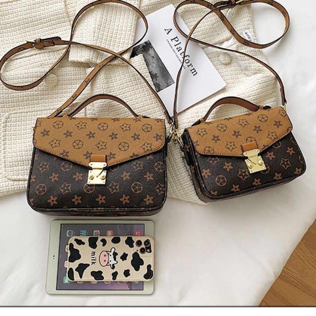 Túi Xách Thiết Kế Theo Dáng Bì Thư Màu Nâu Họa Tiết Nổi Bật