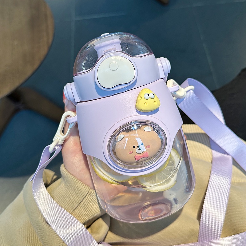 Bình Nước Thể Thao 900ml Bằng Nhựa Hình Gấu Dễ Thương Có Dây Đeo Chéo Cho Học Sinh