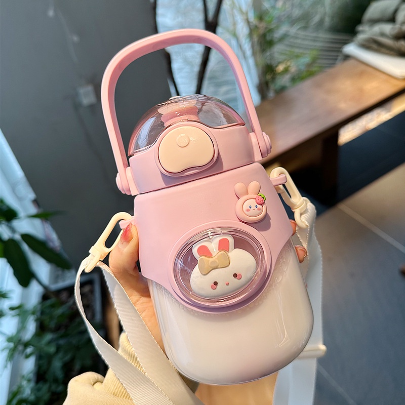 Bình Nước Thể Thao 900ml Bằng Nhựa Hình Gấu Dễ Thương Có Dây Đeo Chéo Cho Học Sinh