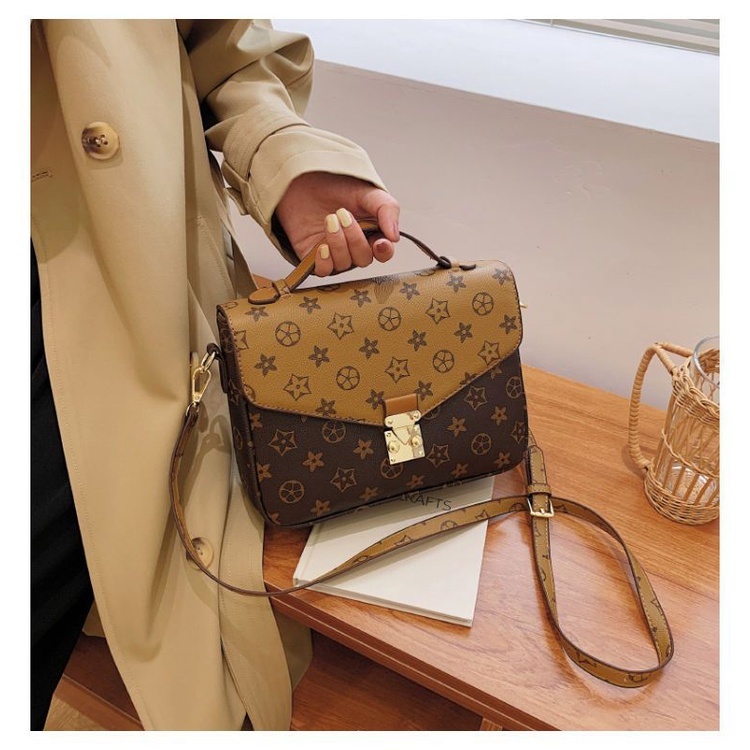 Túi Xách Thiết Kế Theo Dáng Bì Thư Màu Nâu Họa Tiết Nổi Bật