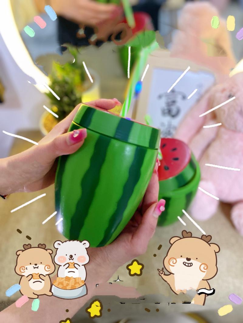 Bình Nước Nhựa Cute Large Capacity Straw Summer Portable Cốc Uống Nước Có Nắp Hình Dưa Hấu Dễ Thương Kèm Ống Hút Siêu Bền Tiện Dụng