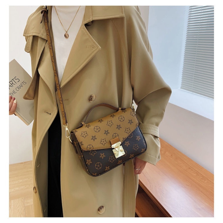 Túi Xách Thiết Kế Theo Dáng Bì Thư Màu Nâu Họa Tiết Nổi Bật