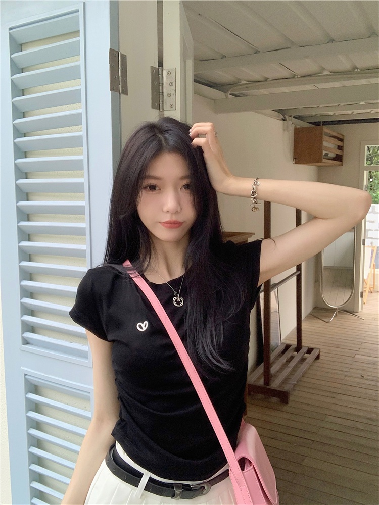 Áo Thun Nữ Tay Ngắn Thêu Trái Tim 63183