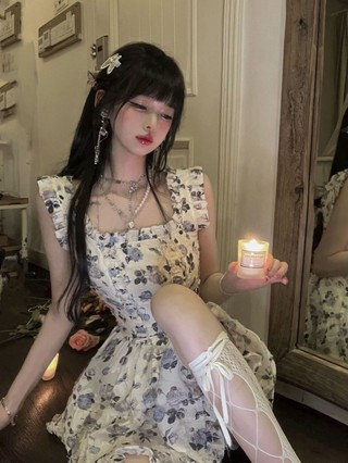 Váy Hoa Hồng Phòng Trưng Bày Gỗ Bên Tai Vuông Cổ Hoa Mảnh Treo Mùa Hè Mới Bay Tay Áo Pháp