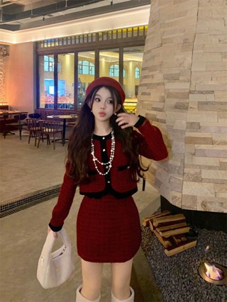 Set Dạ Tweed Đỏ Phối Viền Đen Mùa Noel/Tết Áo Khoác Dáng Ngắn Cổ Tròn Và Chân Váy Chữ A Ngắn Ôm Kiểu Dáng Hàn Quốc