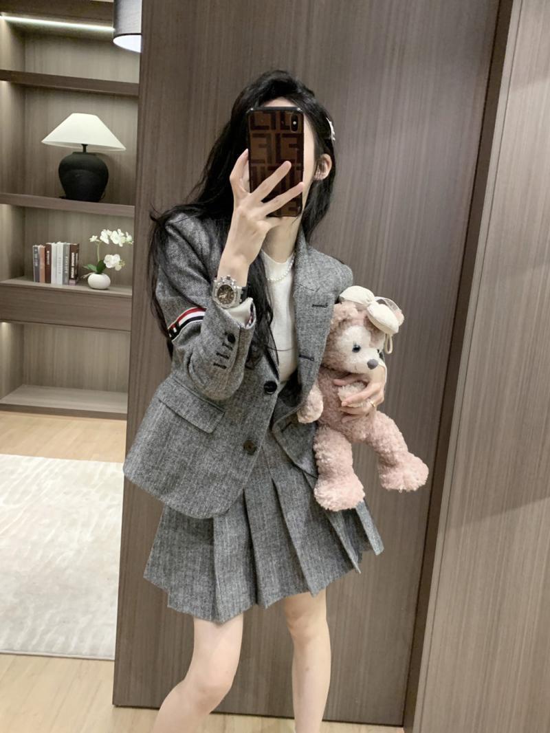 Set Vest Áo Khoác Cổ Bẻ Dài Tay Phối Sọc Màu Và Chân Váy Xếp Li Xòe Cạp Cao Phong Cách Học Viên Thanh Lịch