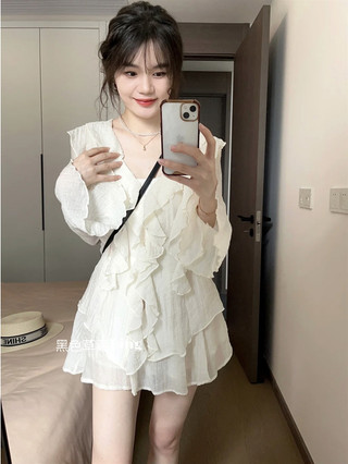 Set Đồ Nữ Mùa Hè Hàn Quốc Dịu Dàng, Gió Lá Sen, Khí Chất Cổ Chữ V