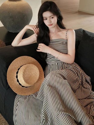 Váy Hai Dây Dáng Dài Kẻ Sọc Đen Trắng, Xếp Li Ngang Ôm Ngực, Khí Chất Thời Trang Hè Nữ