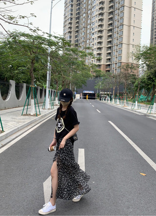 75090 Váy xẻ đuôi cá hoa đen