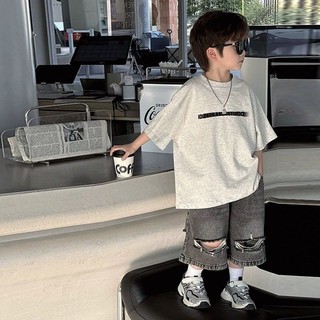 Mùa hè 2024 Phong cách mới Bộ đồ bé trai màu xám ngắn tay Quần Short rách Denim hàng đầu