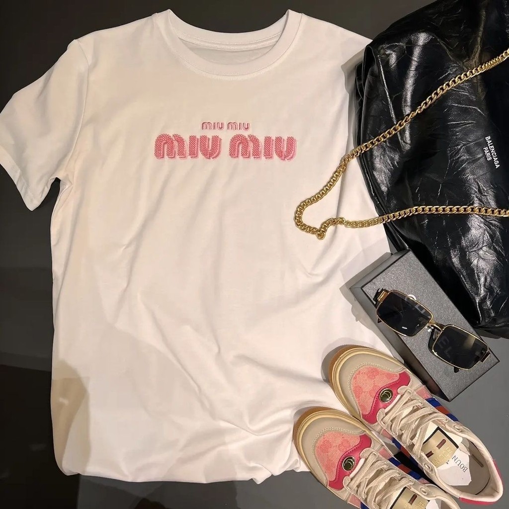 [New _ miumiu] Áo thun mới thường ngày mùa hè 2025 dành cho nữ Áo ngắn tay dáng rộng đa năng cổ tròn