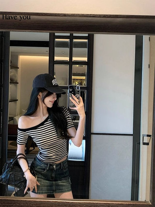 Áo thun ngắn tay sọc nữ mùa hè Hot Girl Off-the-Shoulder Thiết kế bất đối xứng da